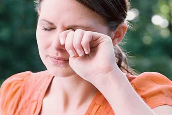 Ngứa mắt là điềm báo gì