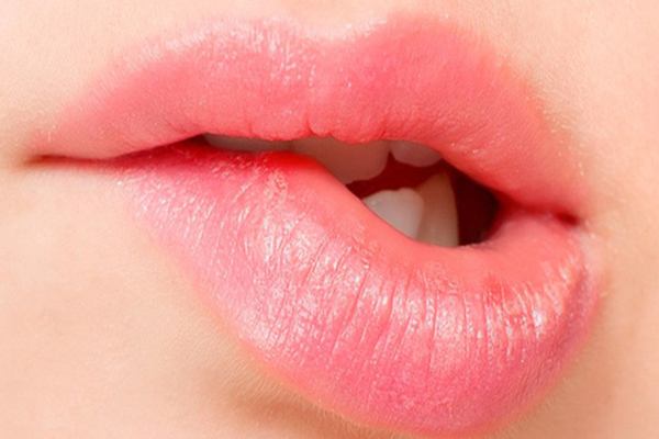 Cắn vào môi là điềm báo gì