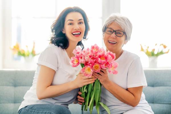 Thấy mẹ chồng vui vẻ