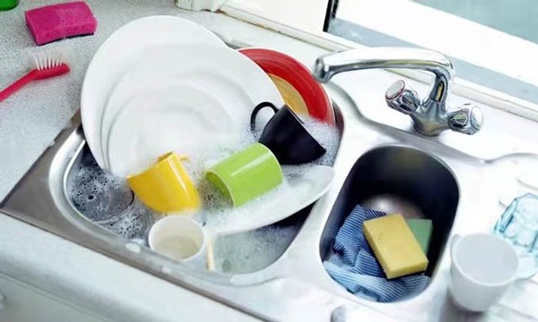 Nhìn thấy người lạ rửa bát trong nhà mình