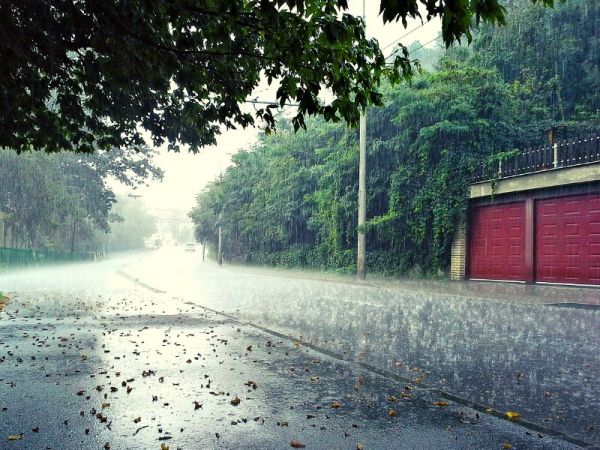 Nằm mơ thấy trời mưa lớn cho thấy thông điệp gì thú vị
