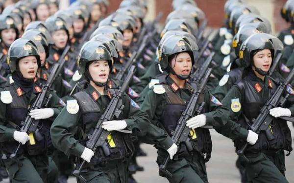 Mộng thấy nhiều cảnh sát đứng thành hàng