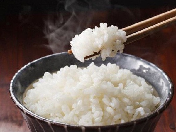 Nằm mơ thấy ăn cơm có ý nghĩa gì, tốt hay xấu?