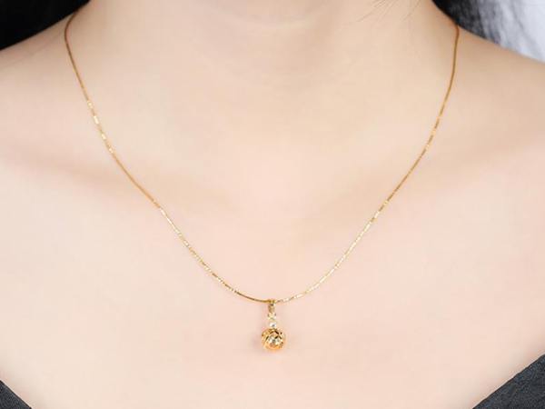 Mơ thấy dây chuyền vàng giả