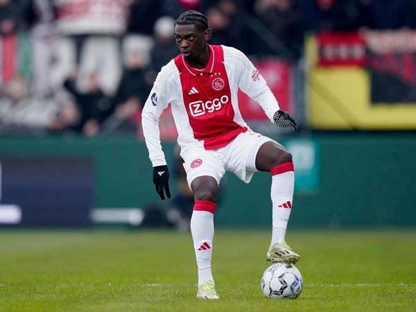 Man United cố gắng giải bài toán tiền vệ