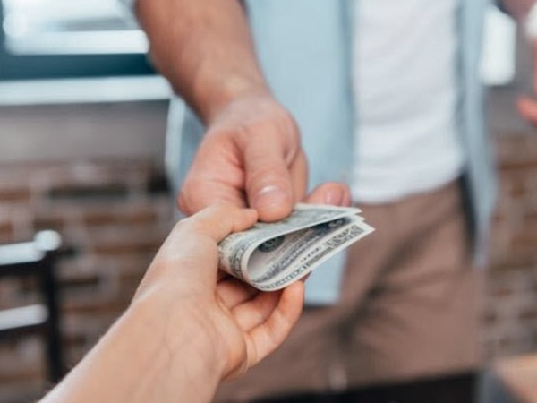 Nằm mơ thấy người chết cho tiền là điềm gì, dữ hay lành?