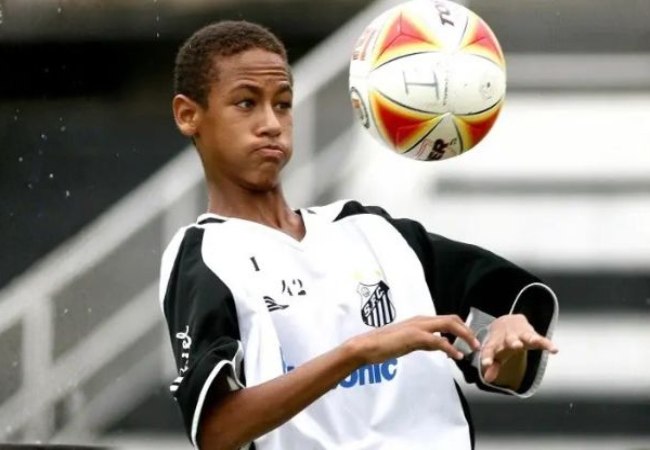 Năm 2009 Neymar Jr chính thức ra mắt đội một Santos