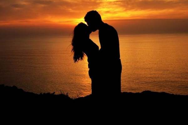 Luận giải chi tiết nằm mơ thấy hôn người lạ là điềm gì?